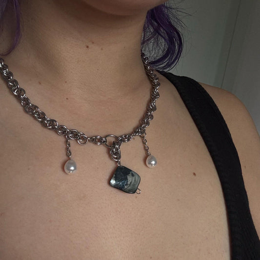 Chainmail necklace with faux pearl and mother of pearl