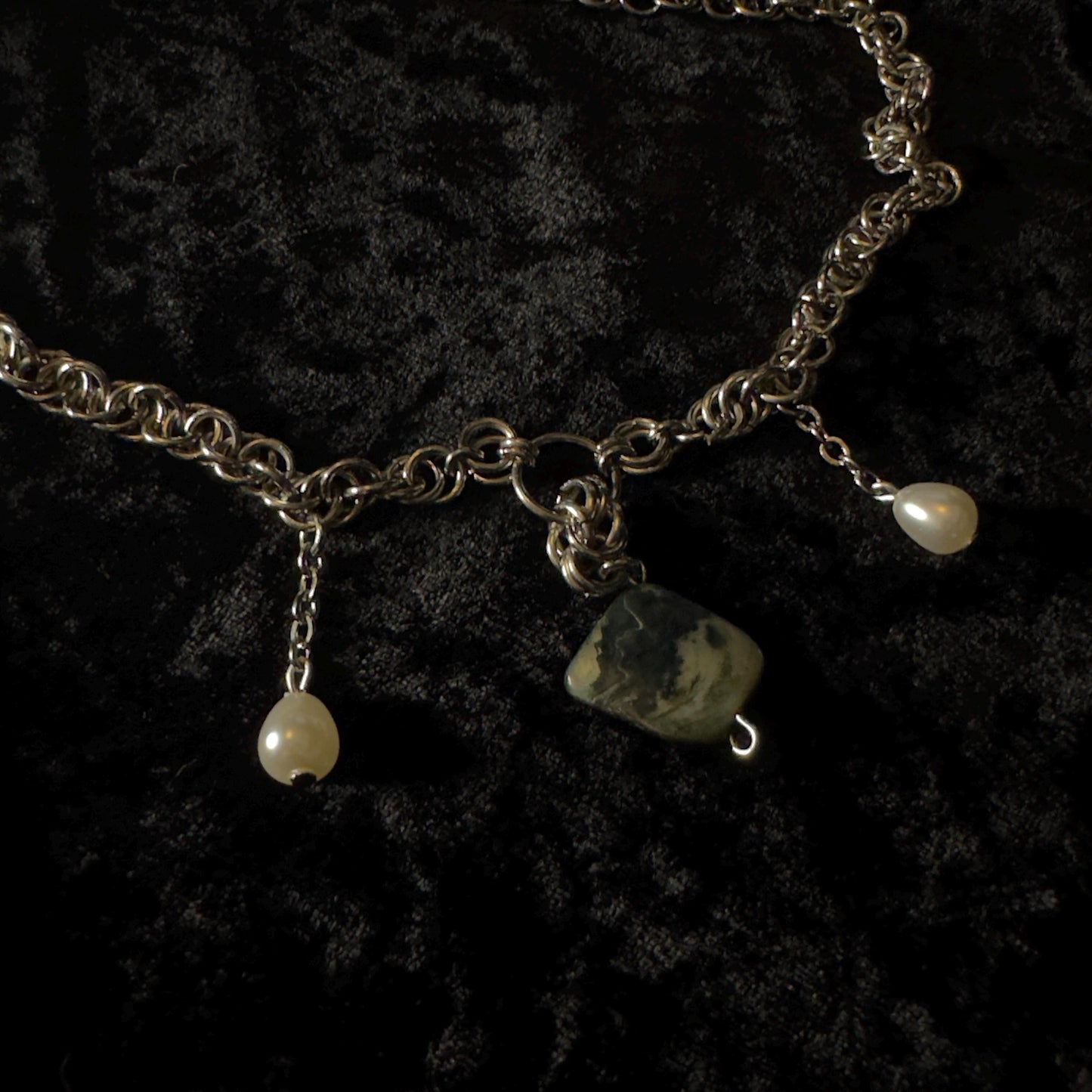 Chainmail necklace with faux pearl and mother of pearl