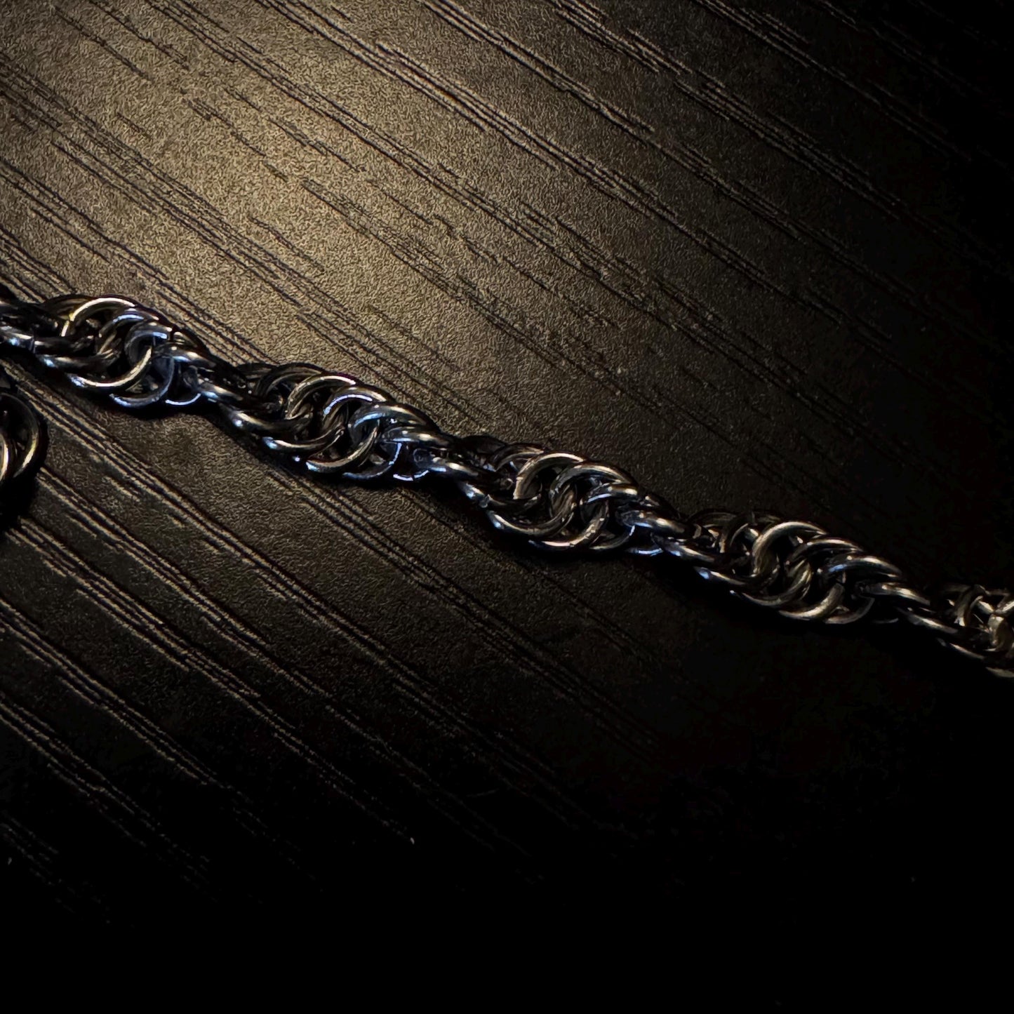 Chainmail necklace with faux pearl and mother of pearl