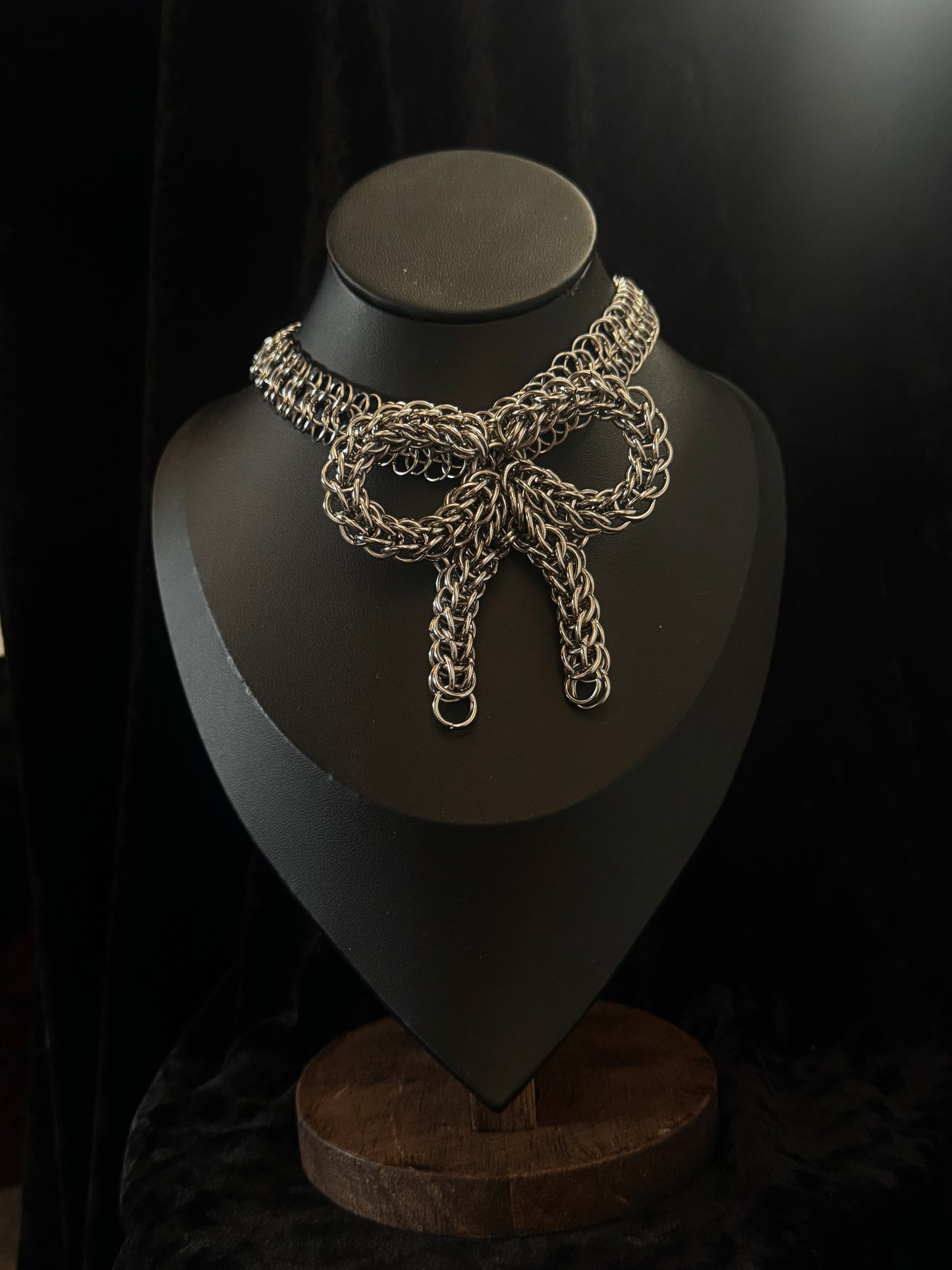 Bow choker