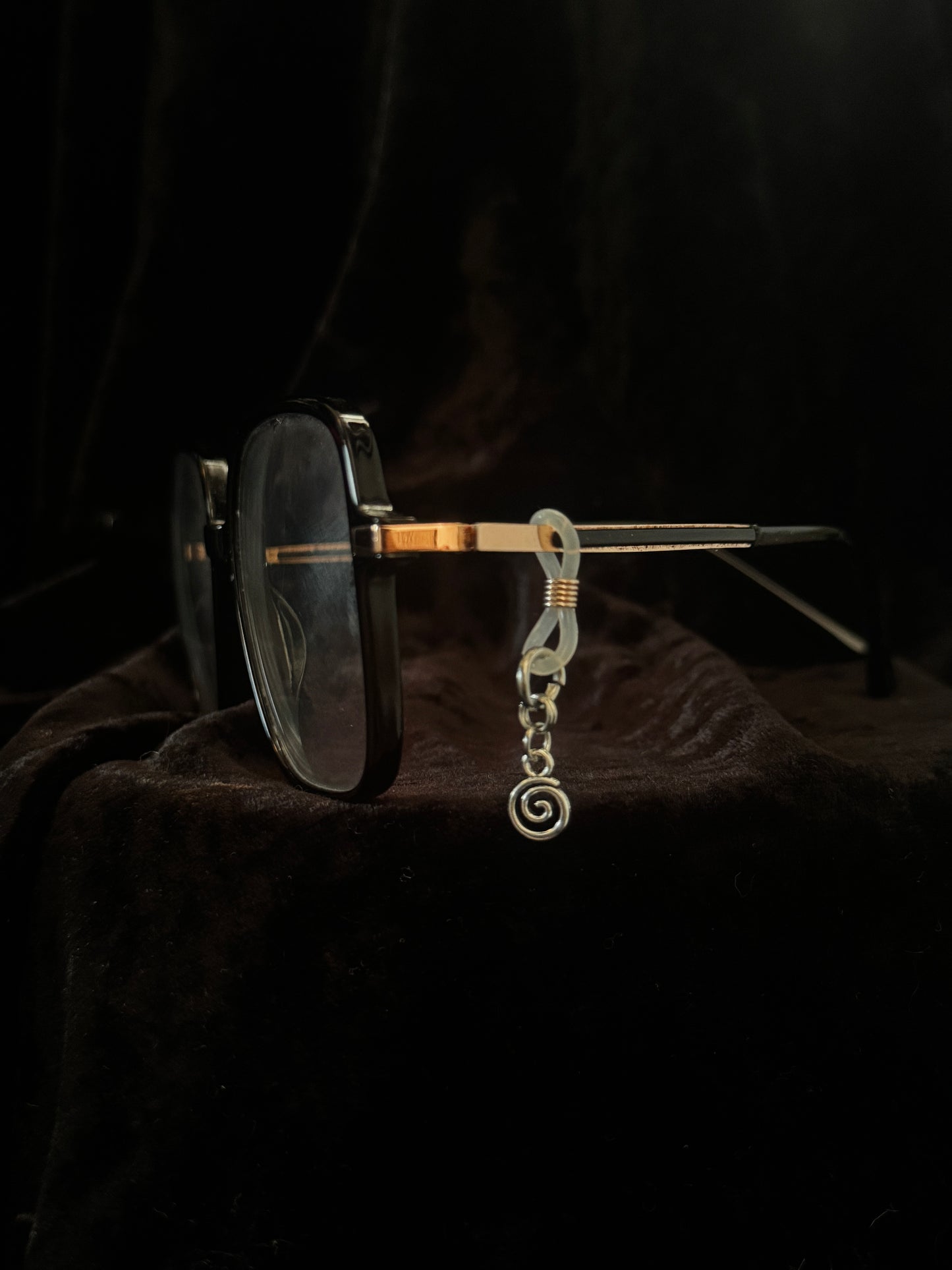 Swirl glasses charm
