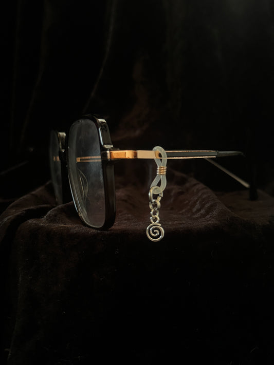 Swirl glasses charm
