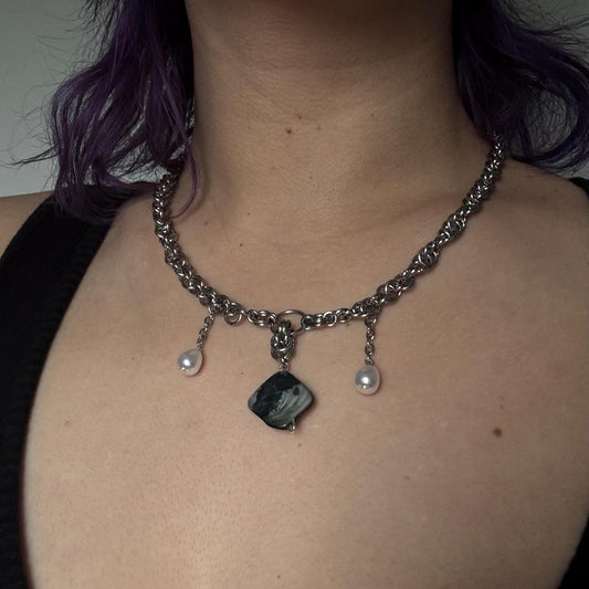 Chainmail necklace with faux pearl and mother of pearl